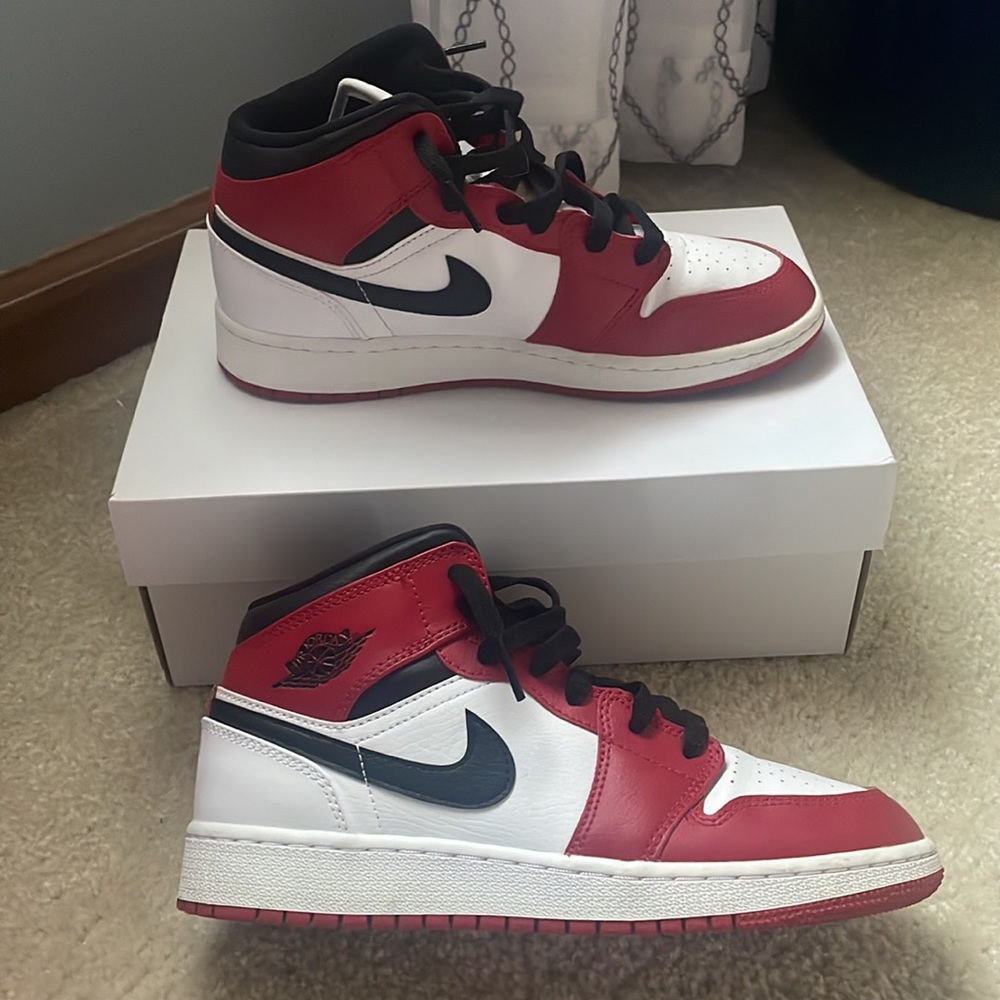 Women’s air Jordan 1 mid with box - Picture 5 of 5